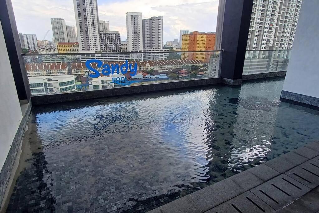 Apartment Stylish Urban Penang - With Infinite Pool *