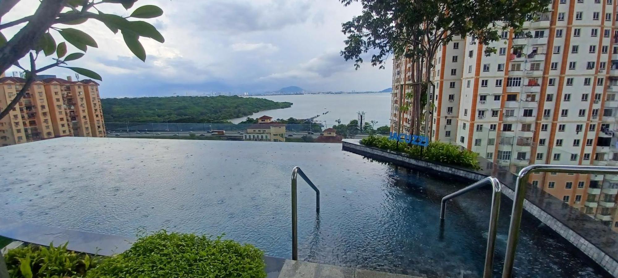 Stylish Urban Penang - With Infinite Pool Apartment *